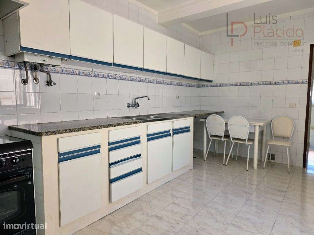 Moradia com 5 Quartos c/ Garagem + Anexo T1-42