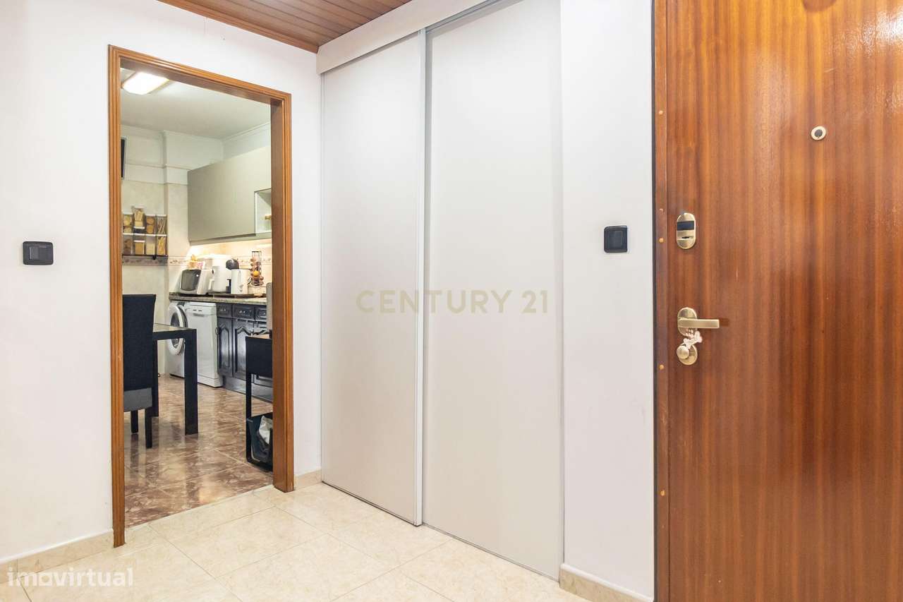 Magnifico T2, no Laranjeiro, perto do Alfeite, construção de 2002, pré-12