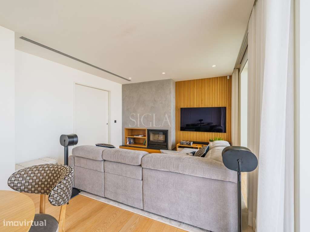 Penthouse T3 com piscina no terraço - Primeira linha de Mar-9