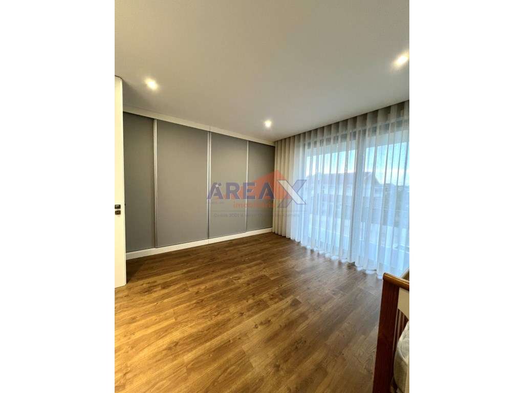 Moradia T4 de Arquitetura Moderna | Excelente Estado-31