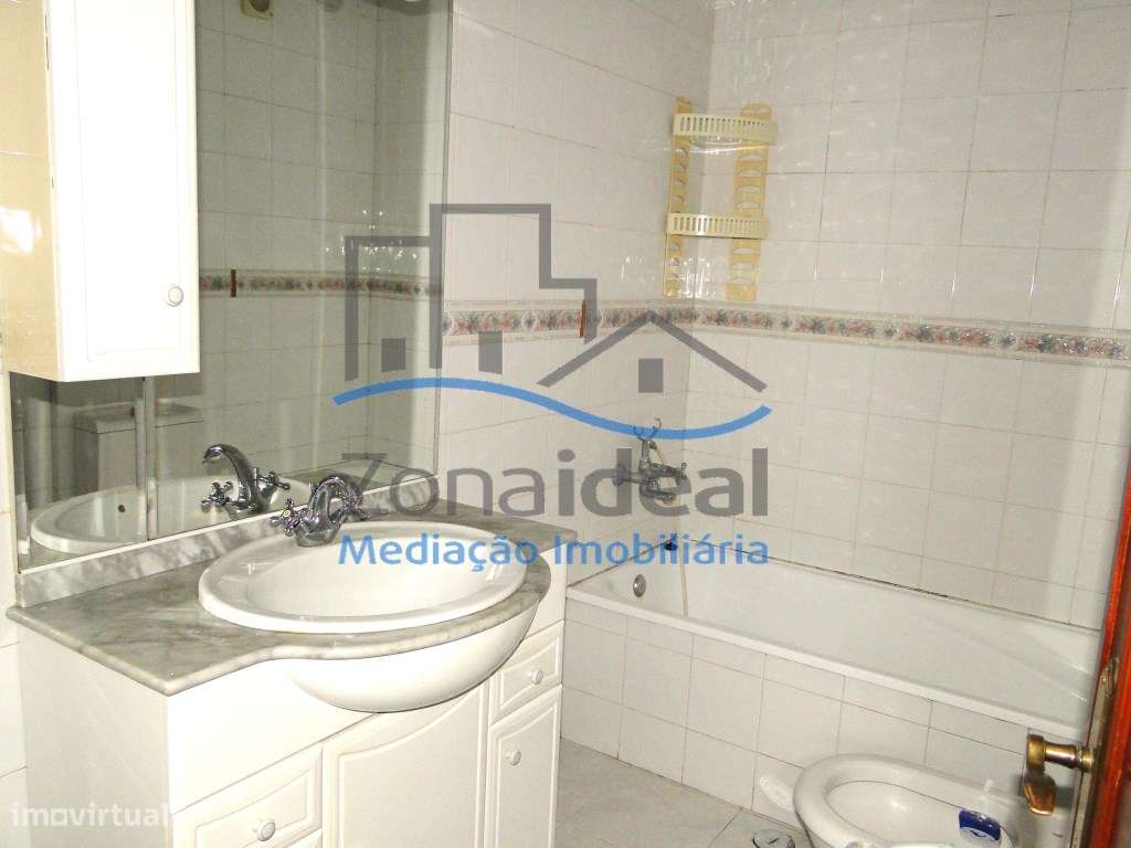 Apartamento T3 com parqueamento e arrecadação , localizado em Pared...-8