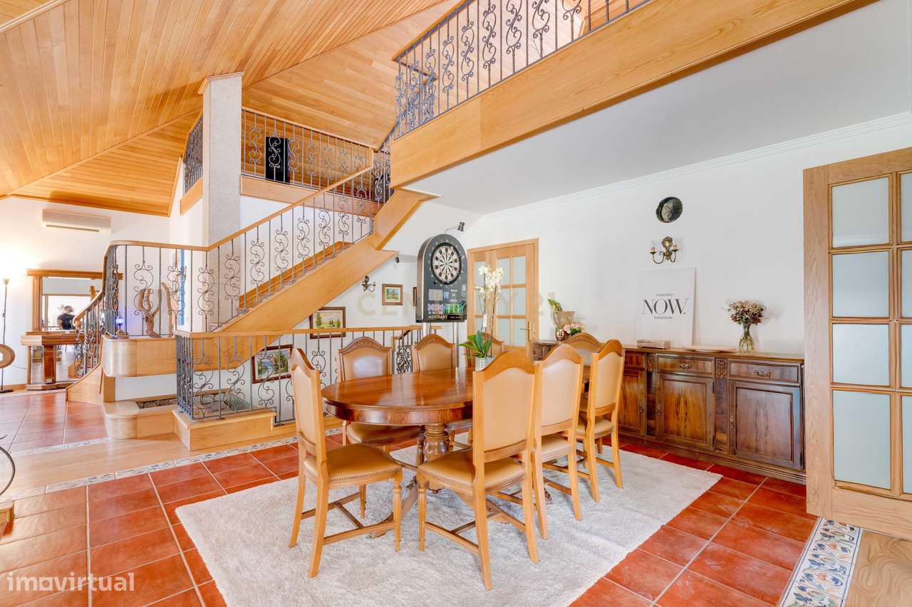 Encantadora Moradia de 4 Frentes-19