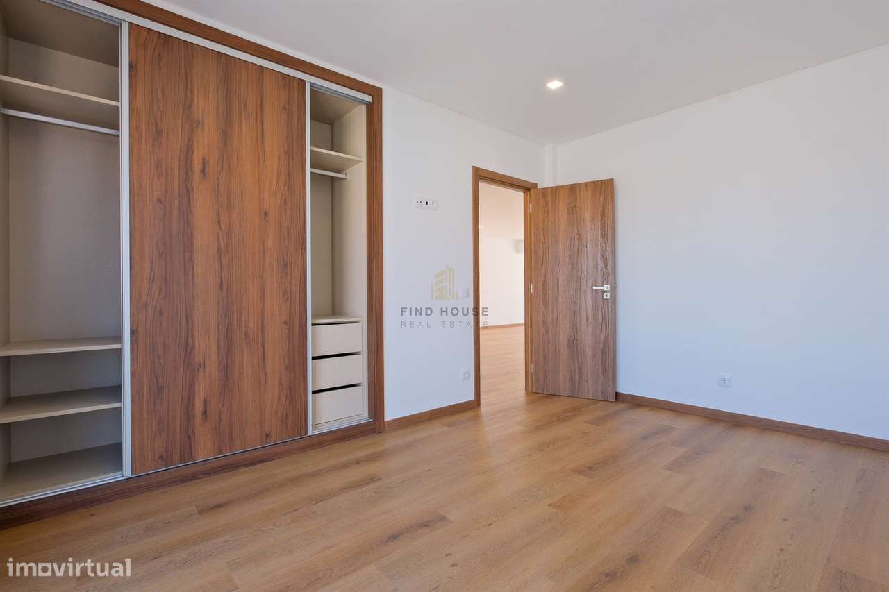 Vende-se Moradia Isolada T4 com garagem, piscina e jardim em Albarraqu-9