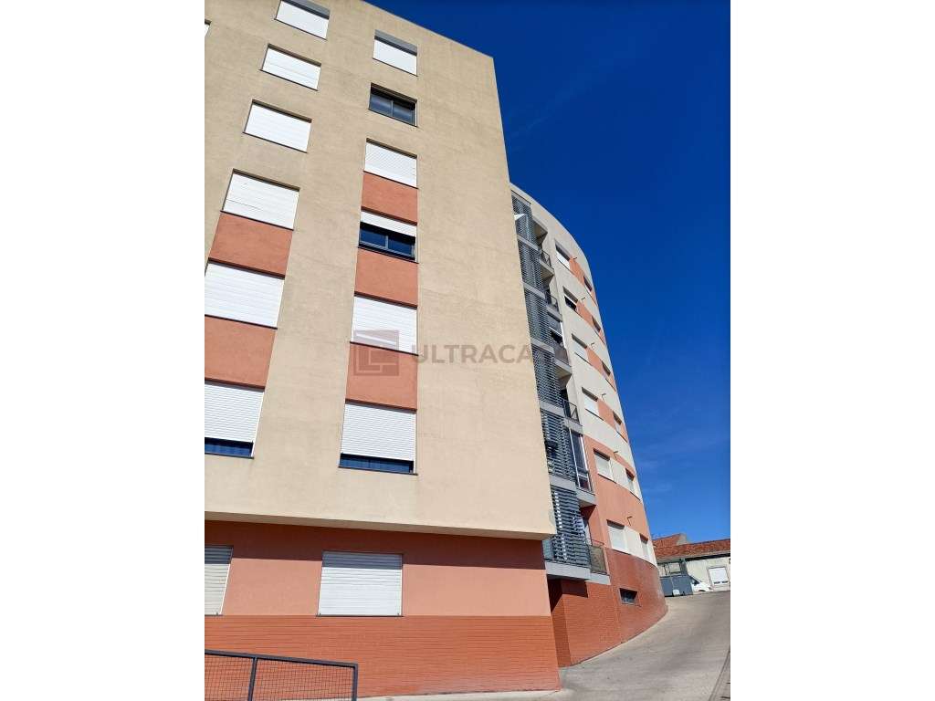 Vende-se Excelente T3 na Pontinha com 2 Lugares de Parqueamento-37