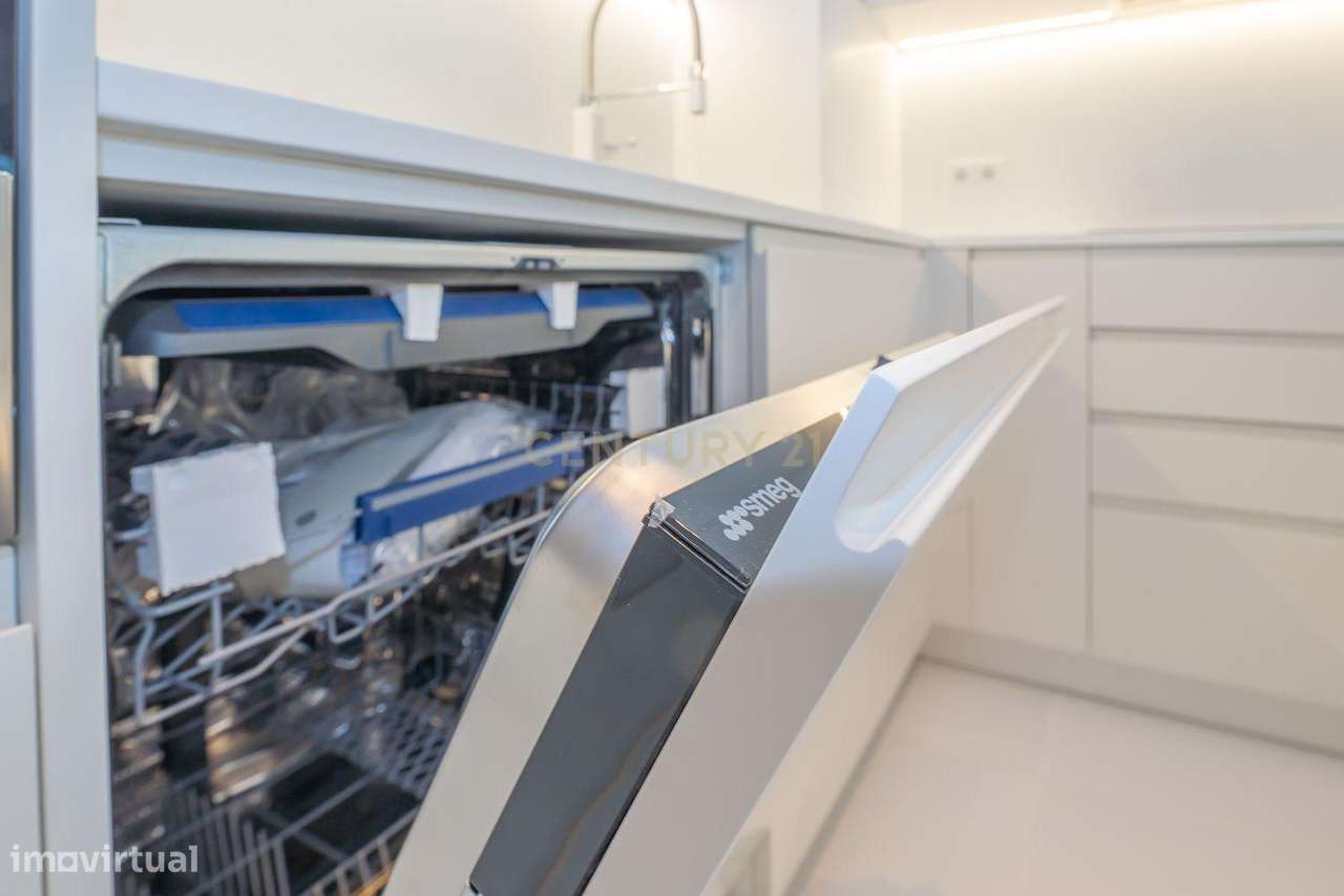 Apartamento T1 Novo, com Varanda Ampla e Lugar de Parqueamento, para A - Grande imagem: 2/54