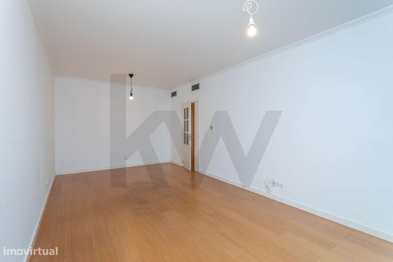 Praça de Espanha | T1 c/ estacionamento e varanda em Edf. de prestígio-5