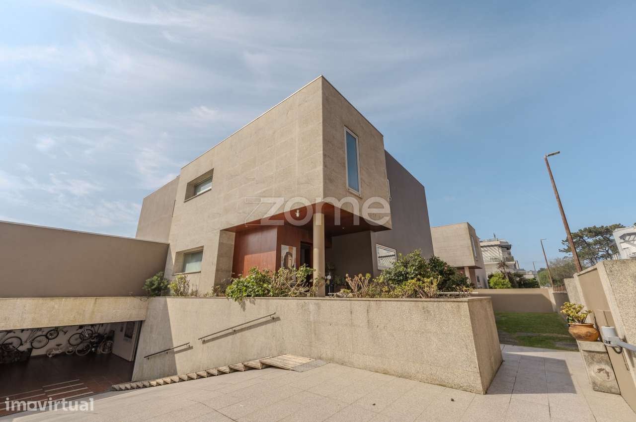 Moradia T5 com Piscina, 4 Suites e Garagem para 4 Carros em Esposende-19