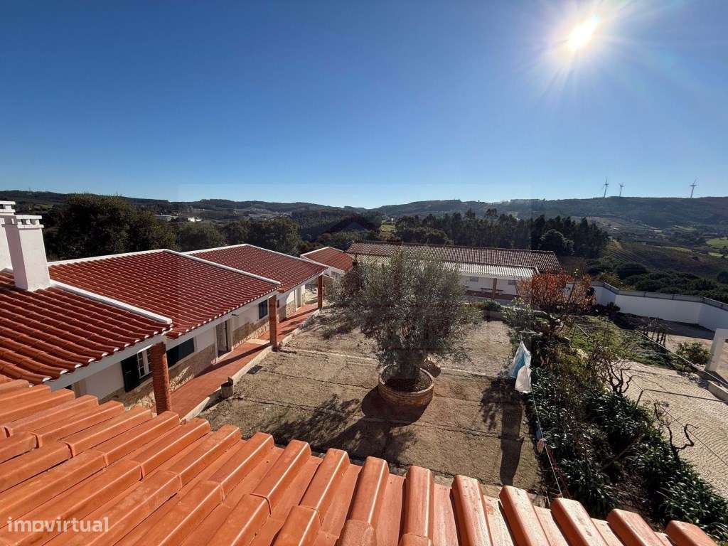 Moradia individual com anexos, piscina, armazéns e terreno-17