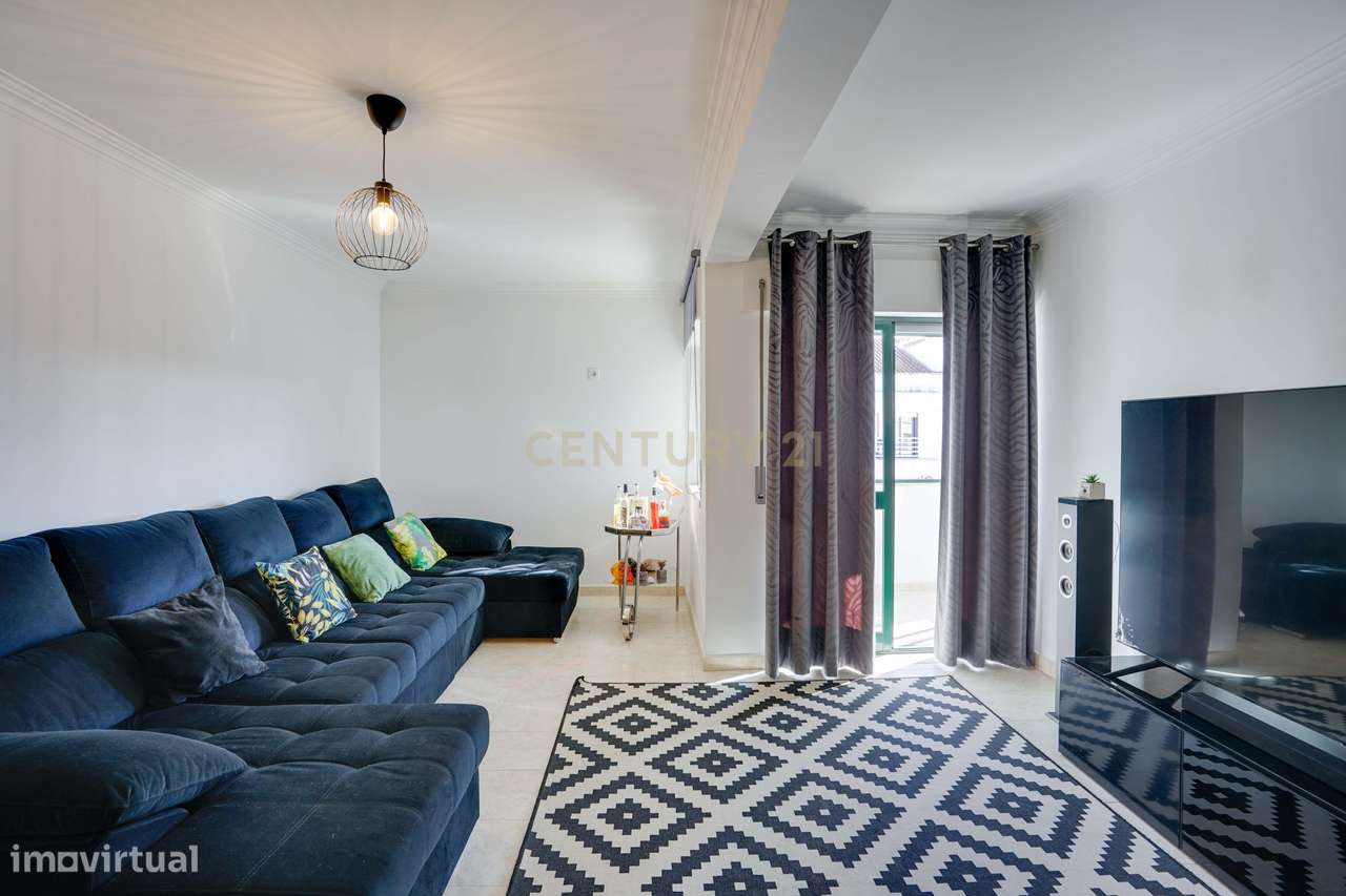 T4 com Garagem, Arrecadação e Excelente Localização – Alhos Vedros - Grande imagem: 3/32