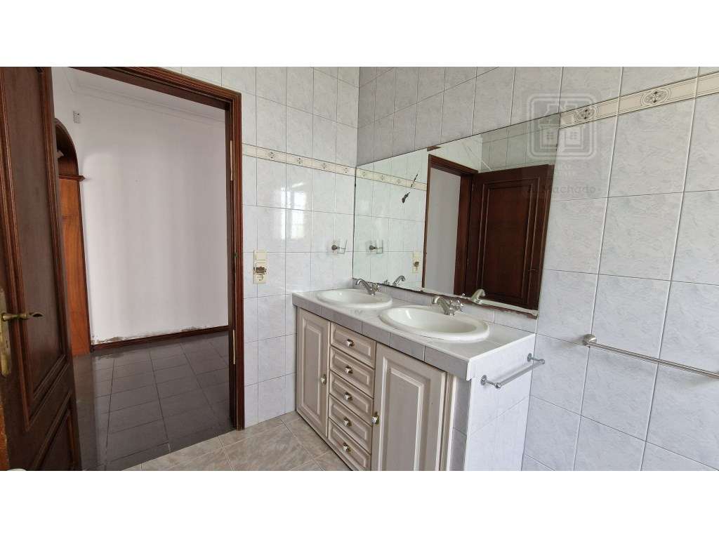 VENDA de MORADIA - VIVENDA T4+1 com Jardim e Garagem - Relva, Ponta...-35