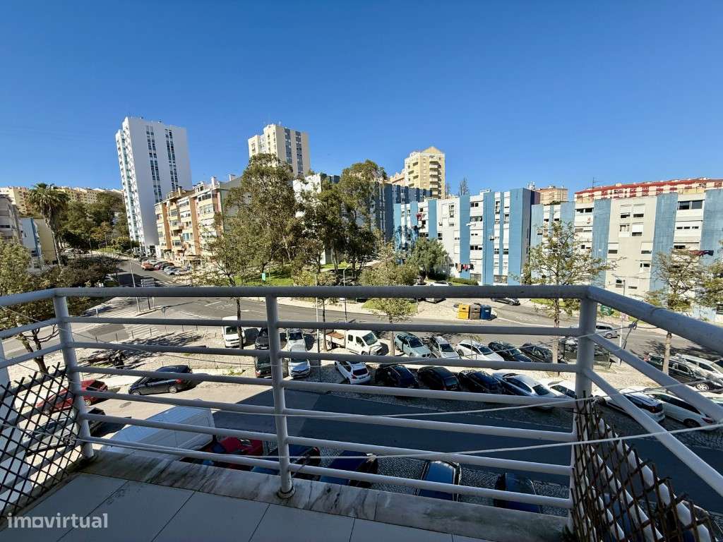 Apartamento T2 com parqueamento em Odivelas-10