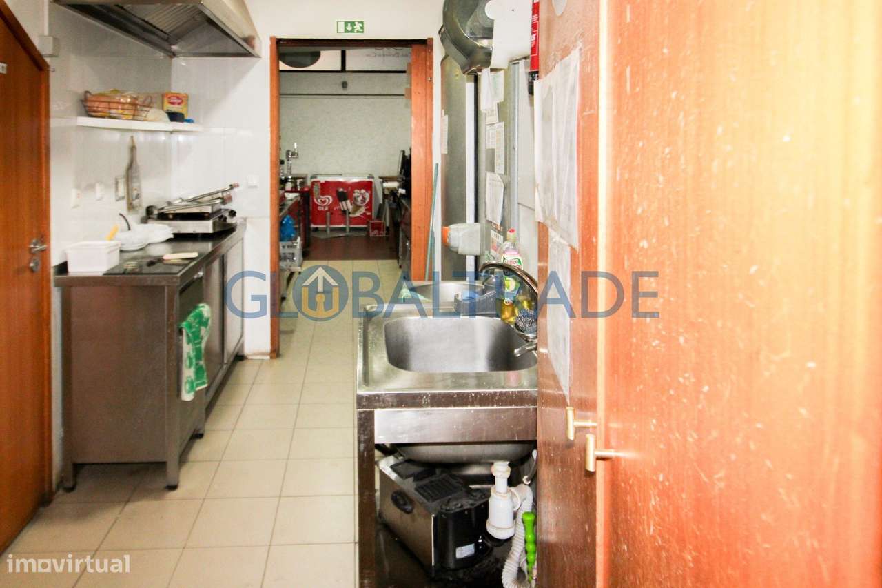 Trespasse de Confeitaria com espaço comercial equipado-19
