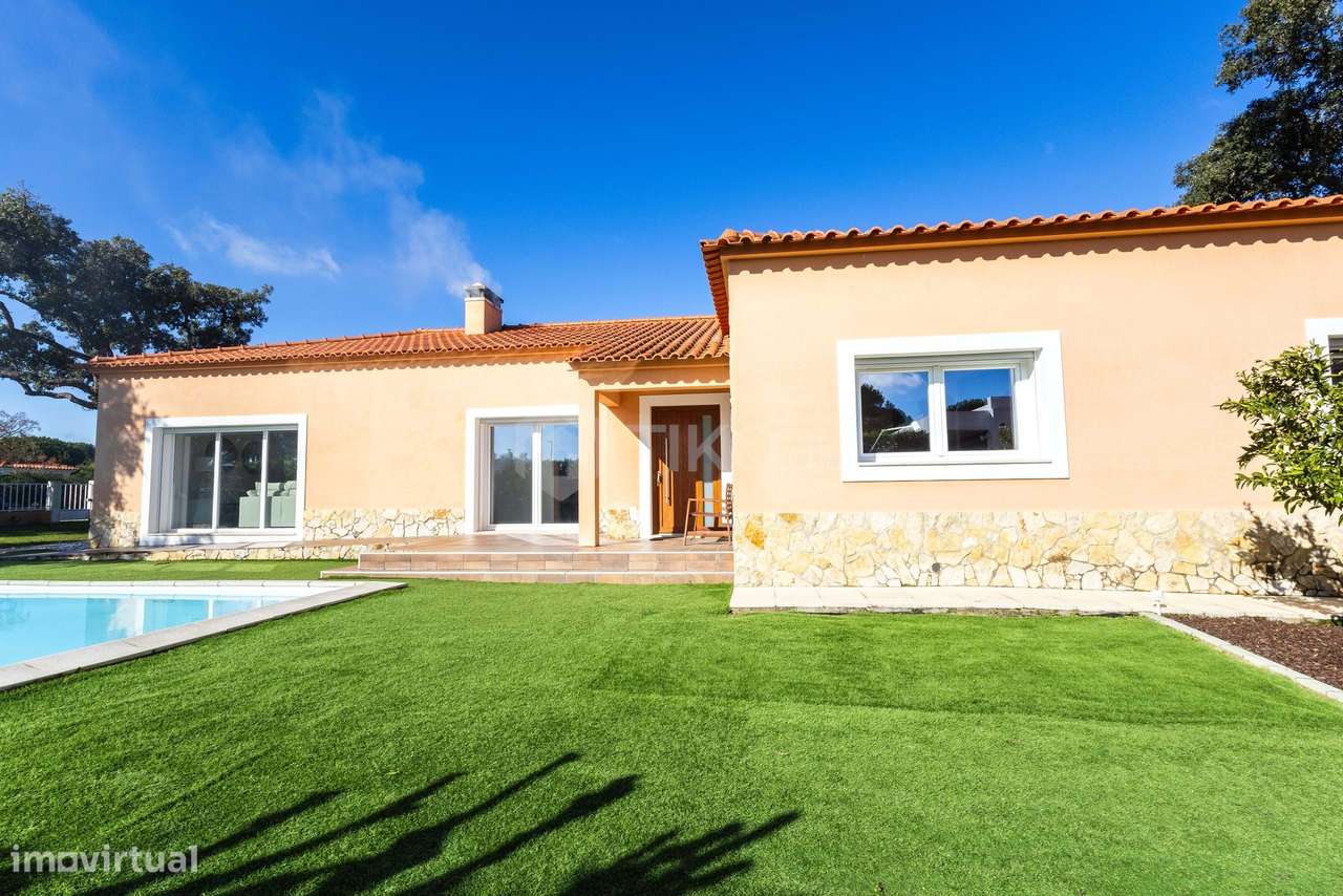 MORADIA T4 218M² EM TERRENO 1.044M² COM PISCINA EM CONDOMÍNIO GOLFE SA-46