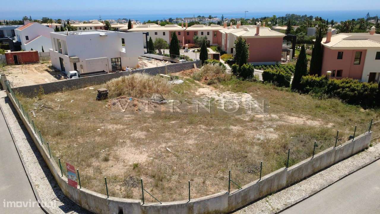 Terreno Urbano com Projeto Aprovado para Moradia T4 com Piscina no Mat-6