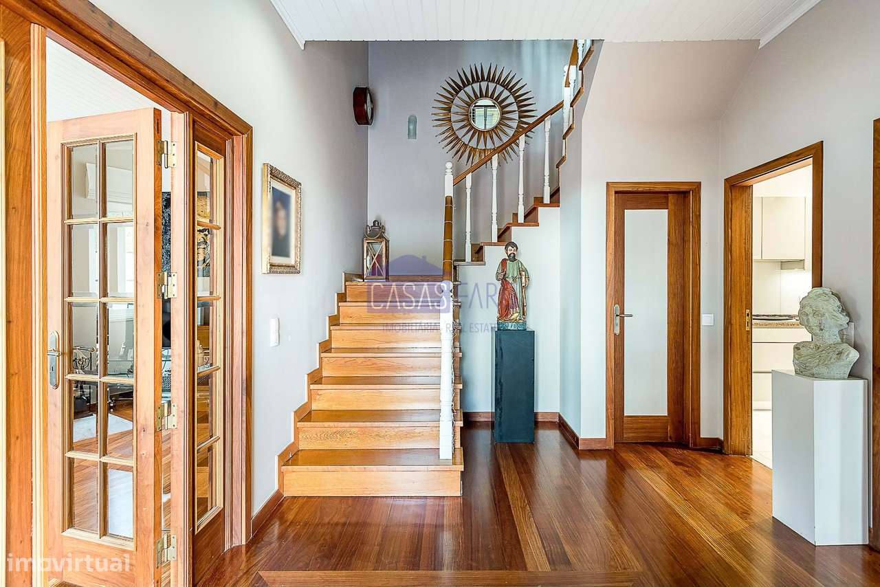 Imponente Moradia V3 de 3 pisos na zona da Avenida 5 de Outubro em Far-16