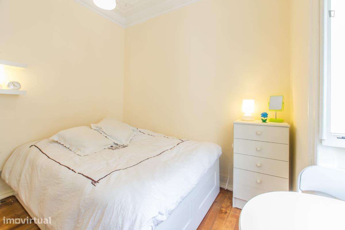 Quarto - localizado em Intendente Lisbon - Grande imagem: 5/18