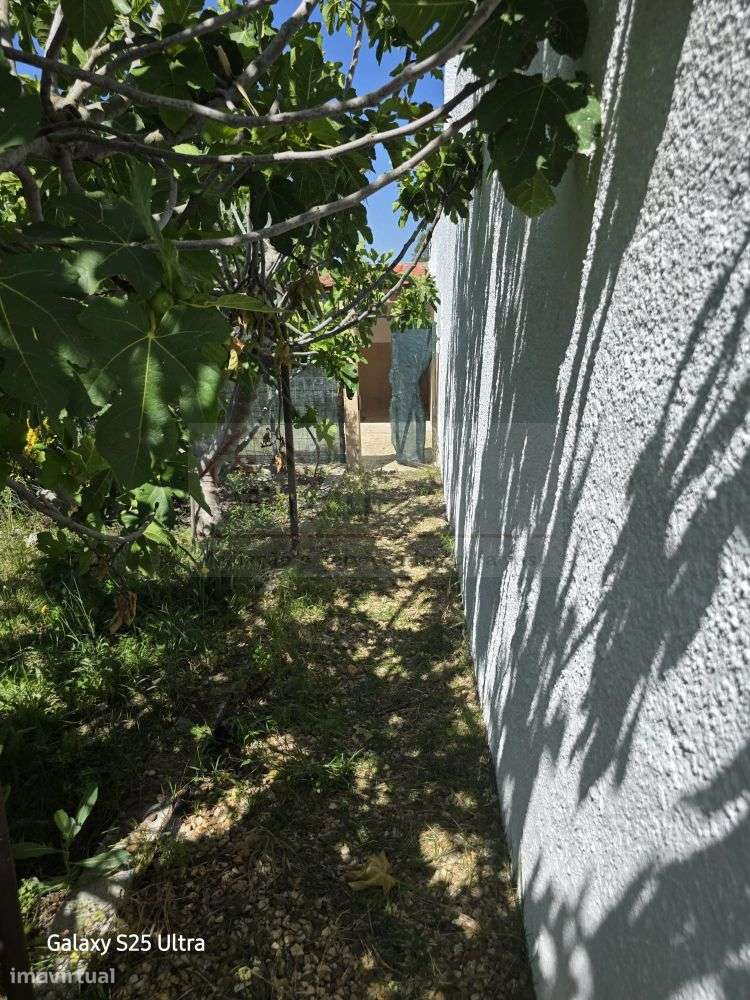 Moradia T4 com piscina e 900 m² de terreno na Quinta da Serralheira,-16