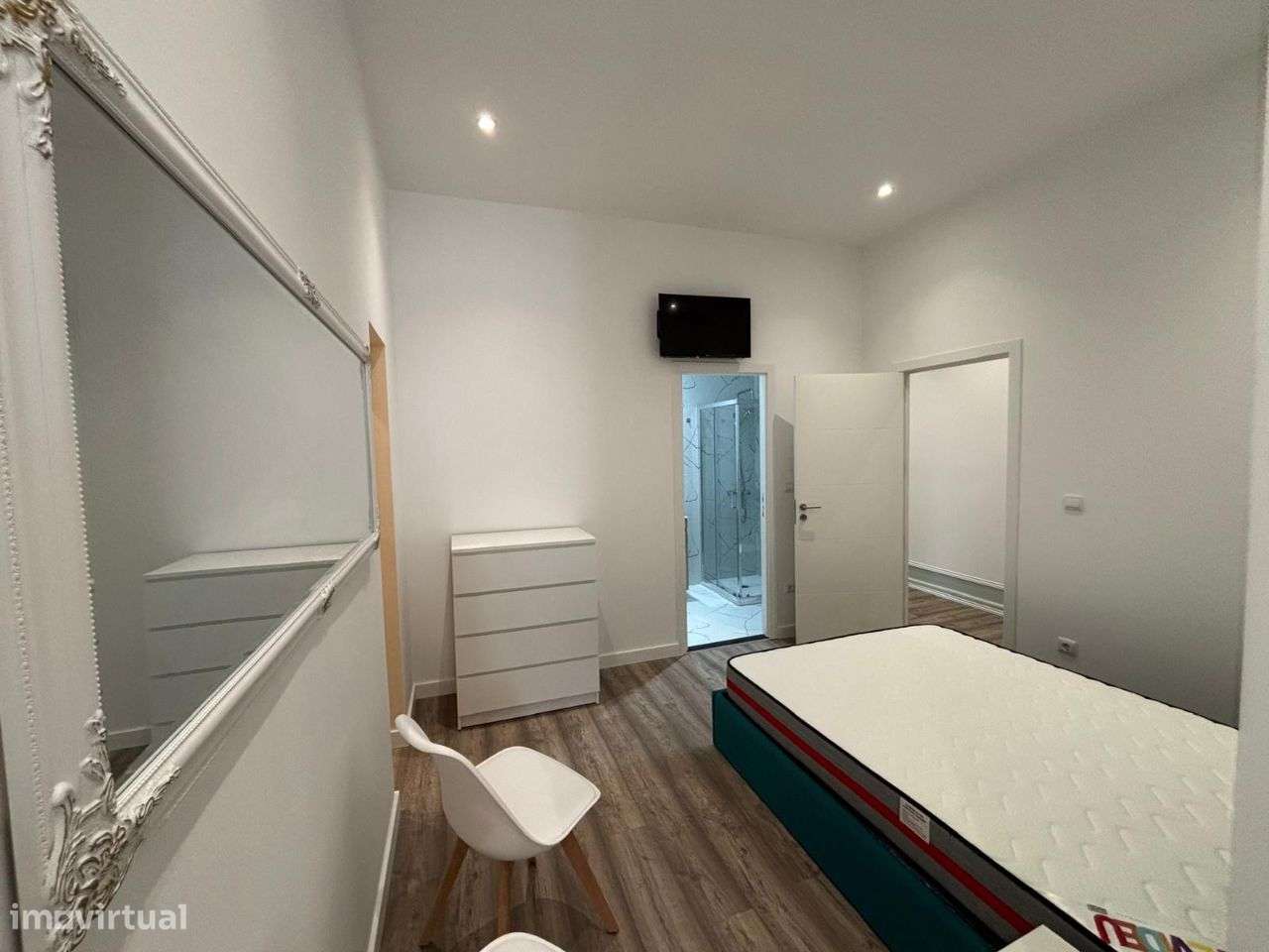 Suites topo de gama , a estrear, na Rua da Sofia - Grande imagem: 2/9