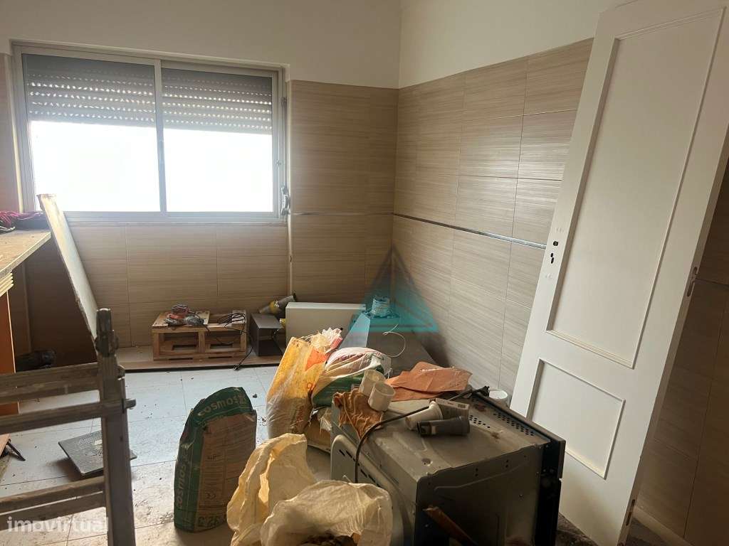 Apartamento T2 semi remodelado com 3 Varandas no Fogueteiro - Grande imagem: 4/29