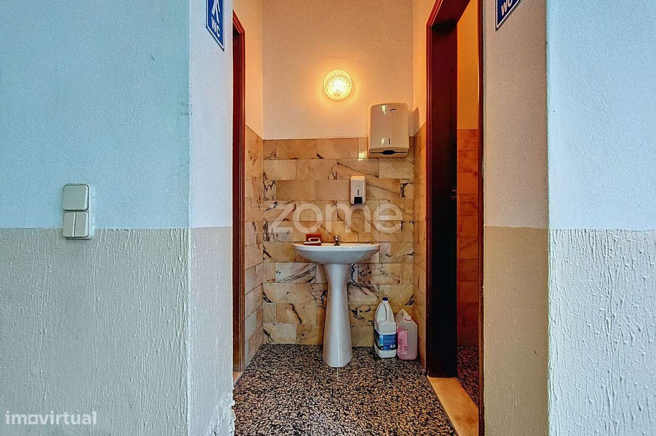 Loja no centro de São Bartolomeu de Messines com 216m2-22