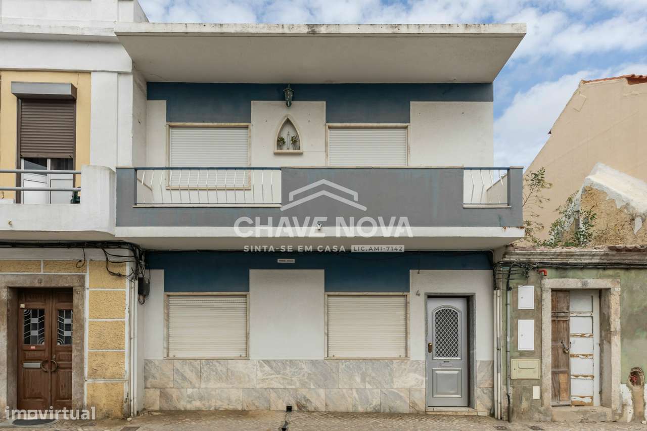 Apartamento T2, localizado no primeiro andar de um prédio Bi-familiar!-1