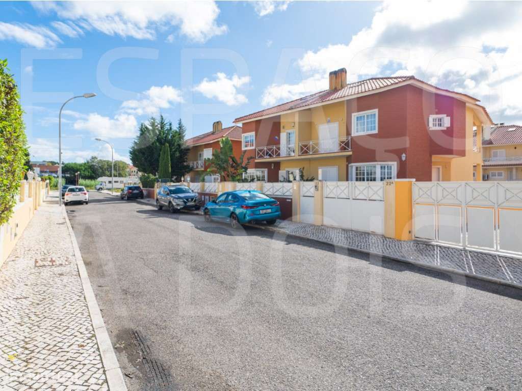 Para MORADIA ISOLADA. Implantação 120m2, área bruta de construção 2... - Grande imagem: 4/16