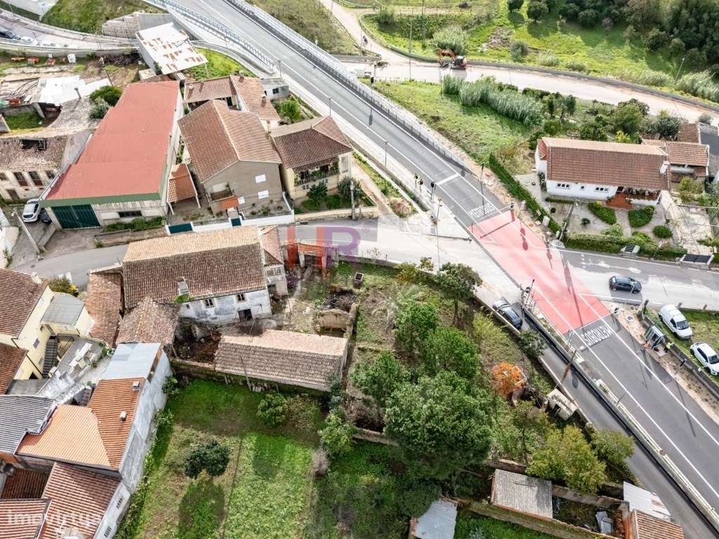 Coimbra, Vende-se Moradia com terreno e jardim.-53