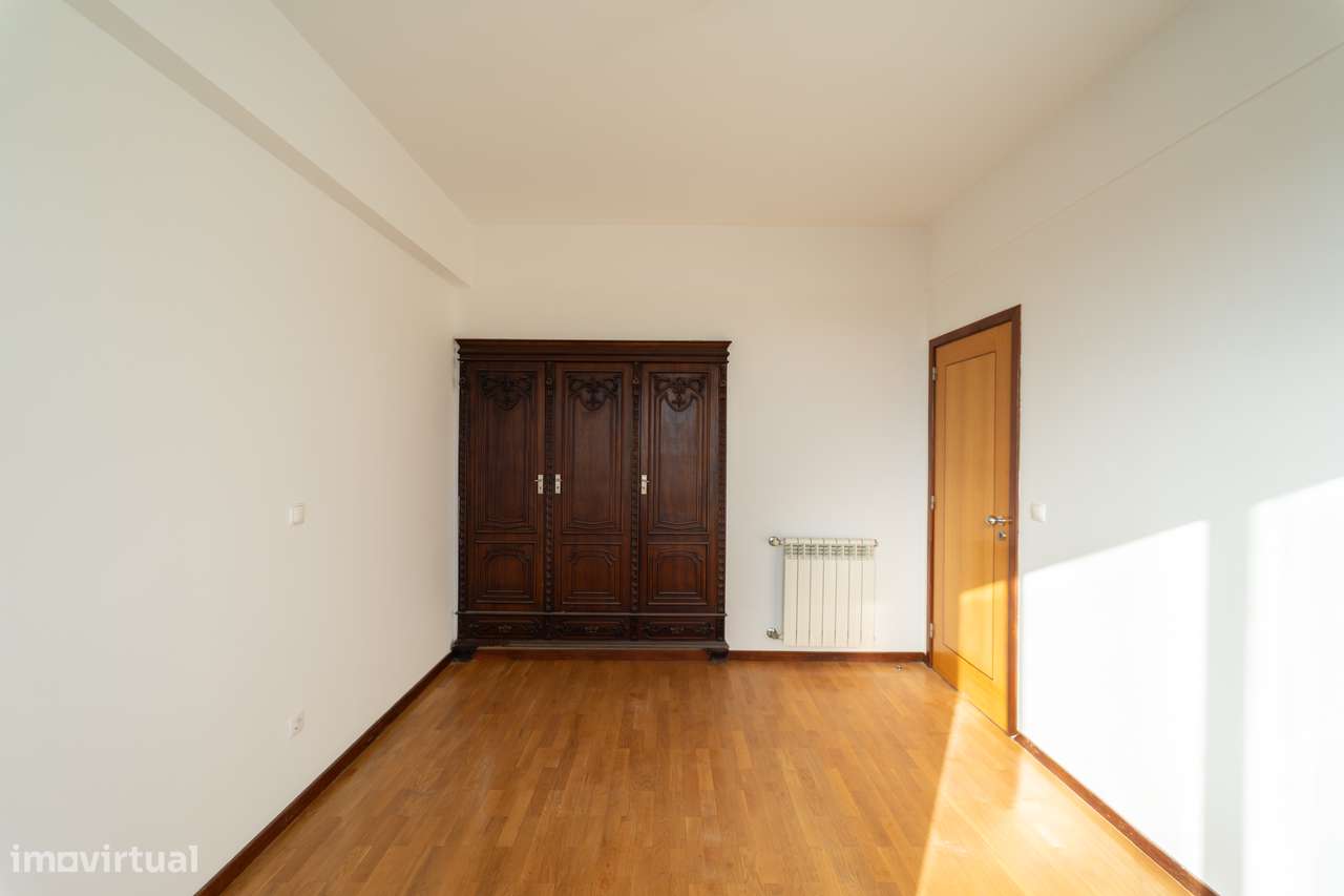 T5 Penthouse na Av Fernão Magalhães - Centro do Porto com Terraço-6