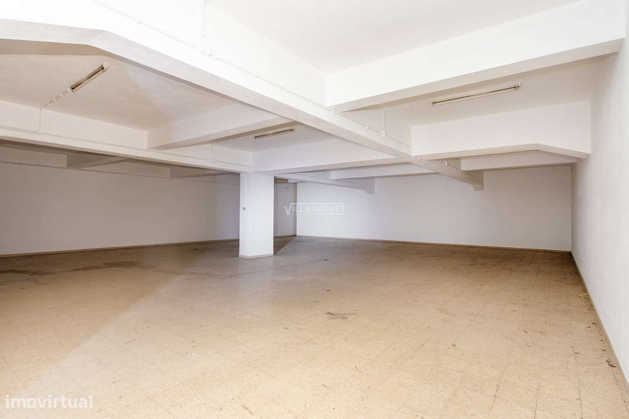 Loja com 755 m2 composta por 2 pisos situada na Rua Maria Andrade no C - Grande imagem: 4/16