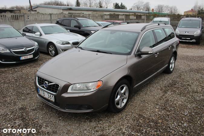 Volvo V70 2.4D Momentum - 1