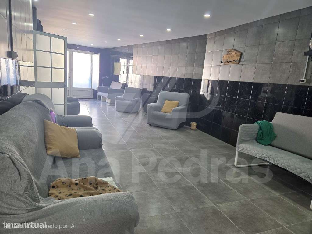 Moradia Bi-Familiar Totalmente Remodelada com Logradouro e Elevado ...-40