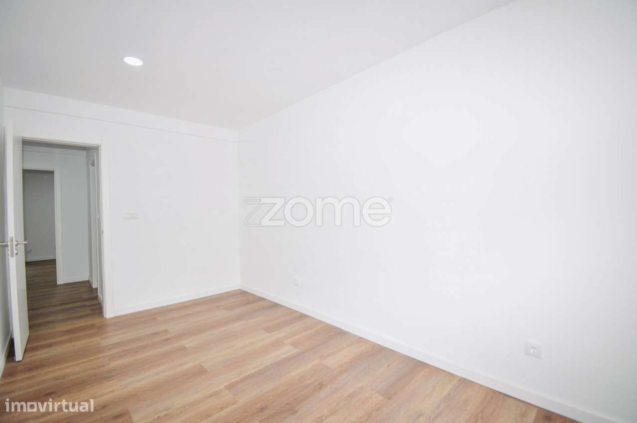 Apartamento T2 Totalmente Renovado em Paio Pires | Seixal-11