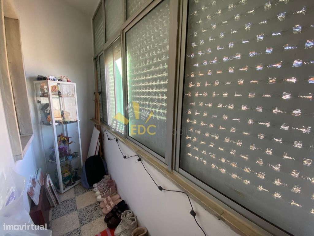 Apartamento T3 bastante soalheiro | Localizado em Camarate | Não pe...-11