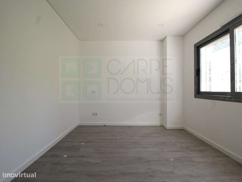 Moradia T2+1 Moderna com Terraços e Estacionamento.-16