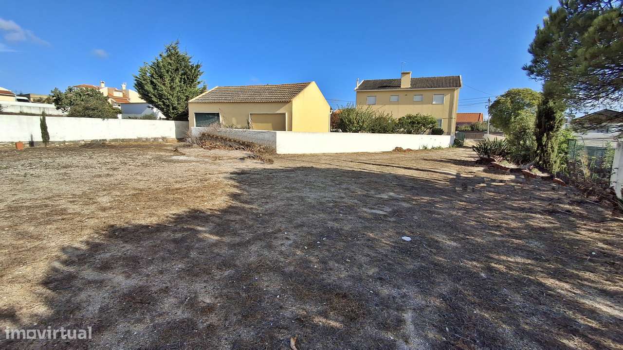 Magnifica propriedade constituída por armazém e moradia bi-familiar.-10