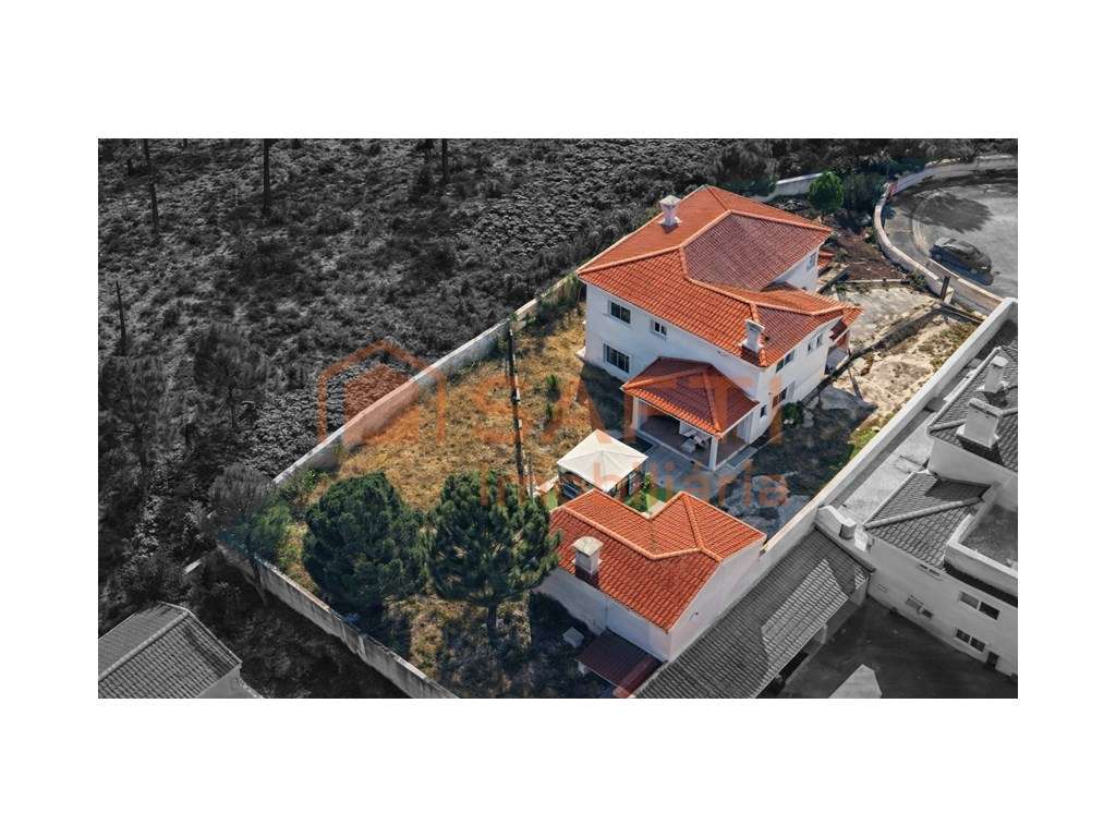 Moradia T4 com amplo terreno e excelentes áreas - Grande imagem: 4/9