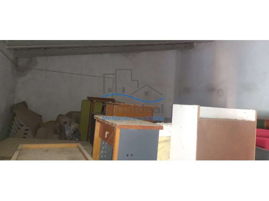 Casa com páteo, localizada no centro de Abrigada-5