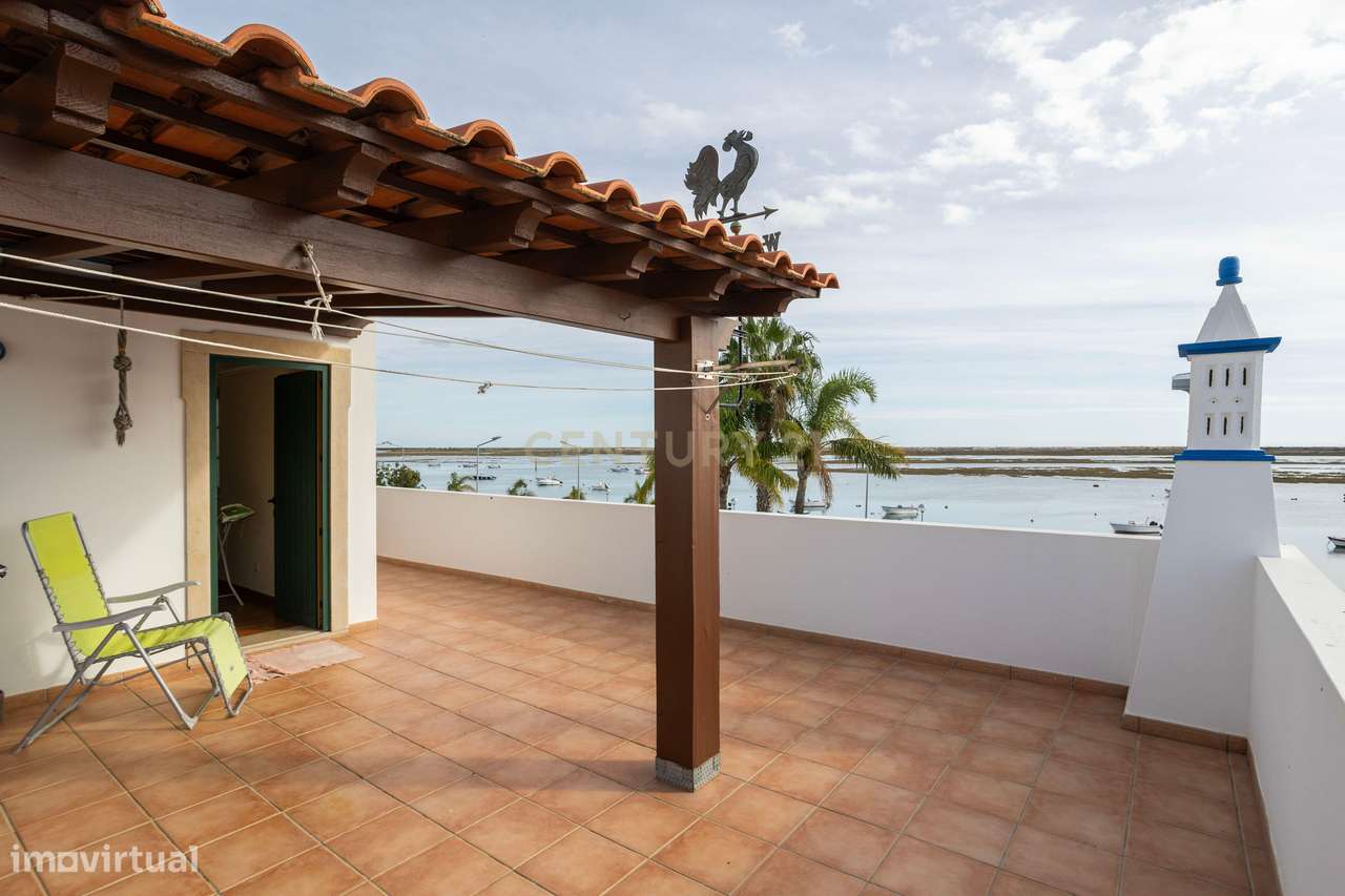 Moradia Tradicional T2 na Primeira Linha da Ria — Santa Luzia, Capital-1