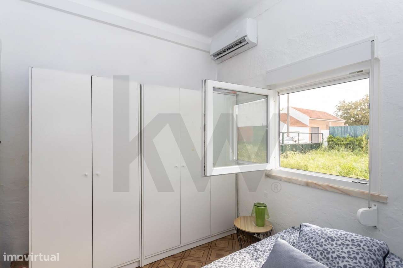 Moradia T2  com Garagem  e anexos inserida num lote de 1500 m2 de ter-14