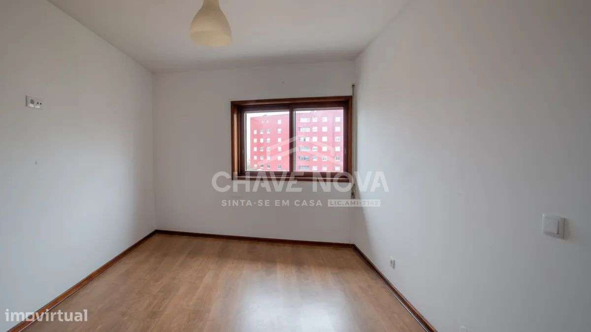 Apartamento T2 com varanda e garagem em Gaia-6