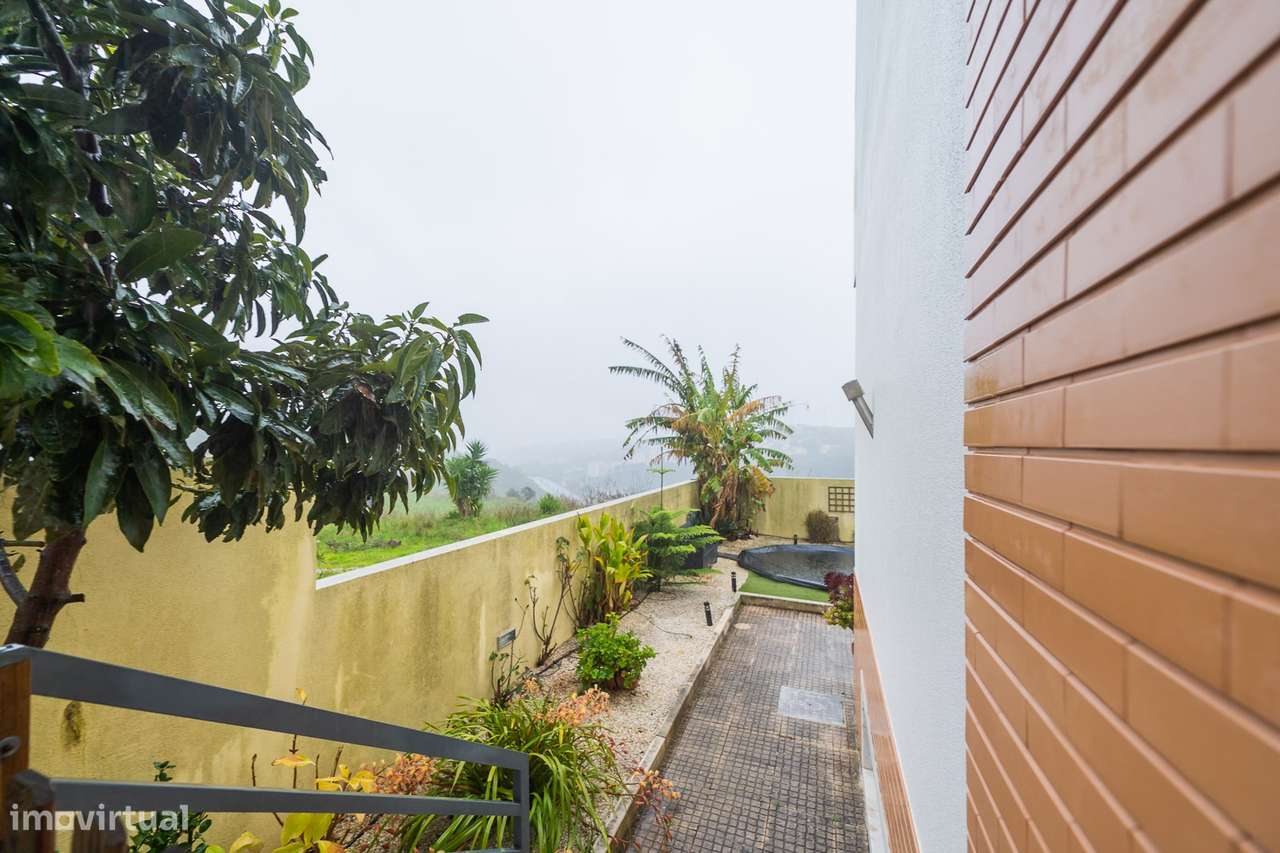 Moradia T-4+1 em Agualva Cacém-14