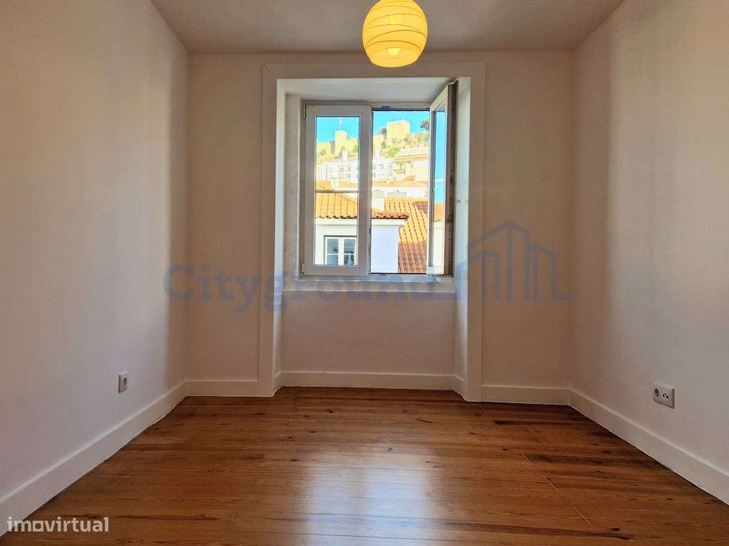 Apartamento T3 na Rua dos Fanqueiros, com vista para o Castelo de S...-10