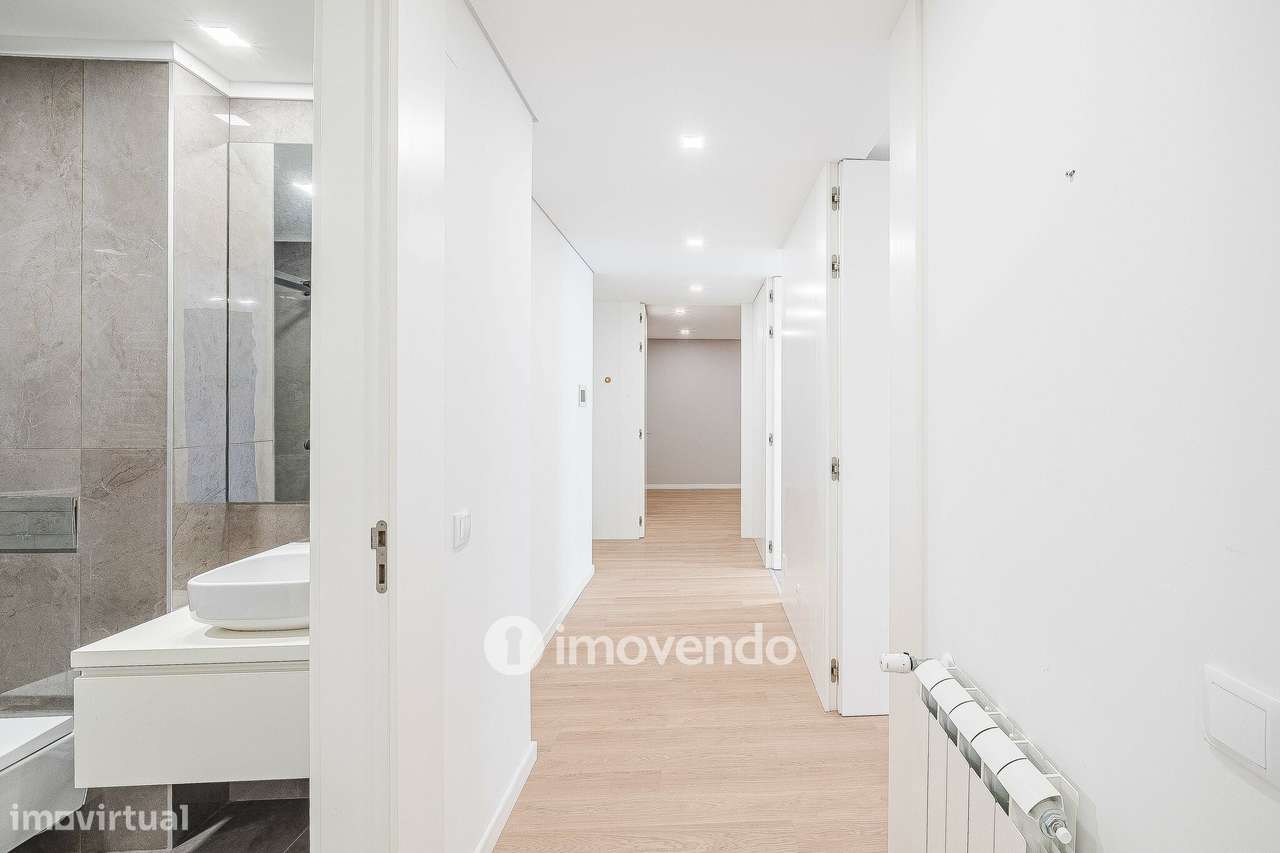 Apartamento T2, com estacionamento e cozinha equipada, na Amadora-16