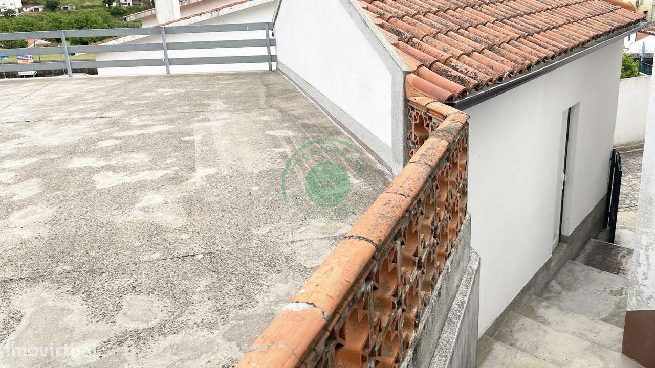 Casa com Terraço e Espaço Versátil-17