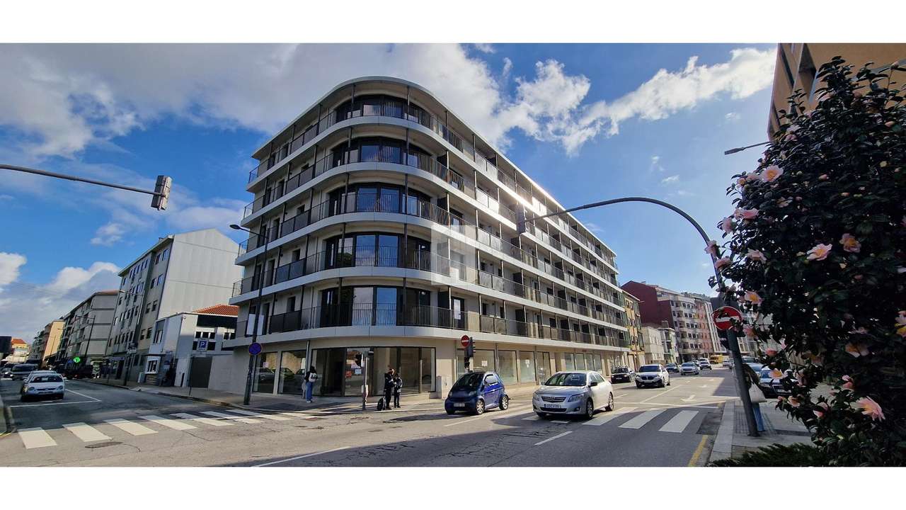 Loja - Parque Covelo - Grande imagem: 2/13