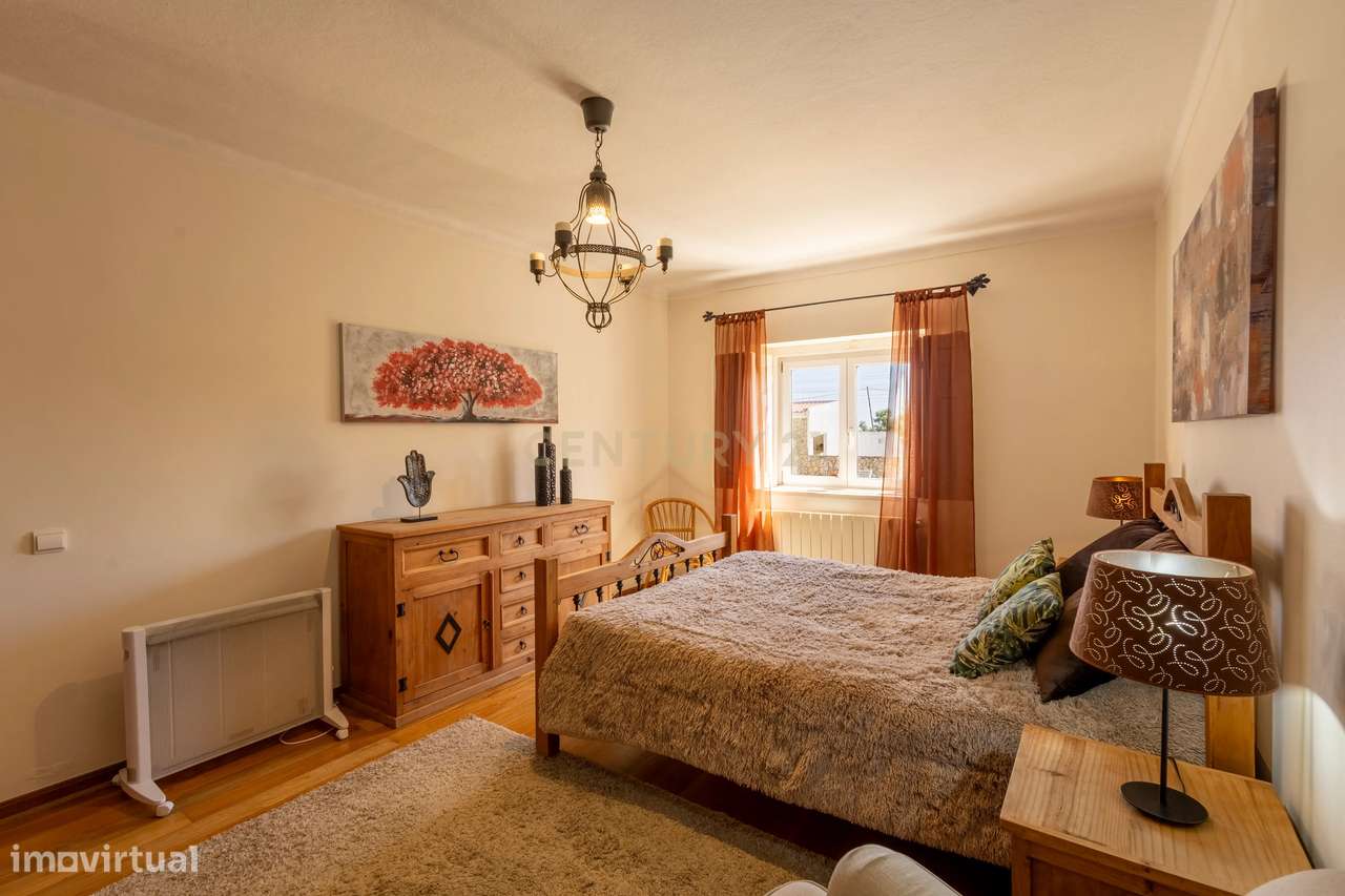 Moradia T5 Térrea com Piscina, Garagem e Lote de 2000 m² – Venda do Al-16