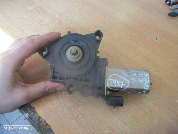 Motor Elevador Vidro 50002603 FIAT STILO SW 2003 FE FIAT STILO SW 2003 1.6 16V 105CV 5P PRETO F ESQ - 4