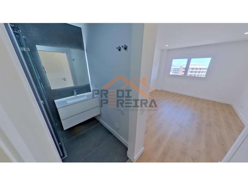 Apartamento T3, localizado em Santo António dos Cavaleiros.-22