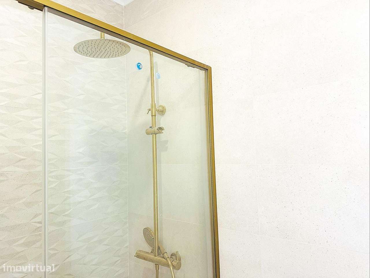 T2 Totalmente Remodelado na Reboleira - Pronto a Habitar!-14