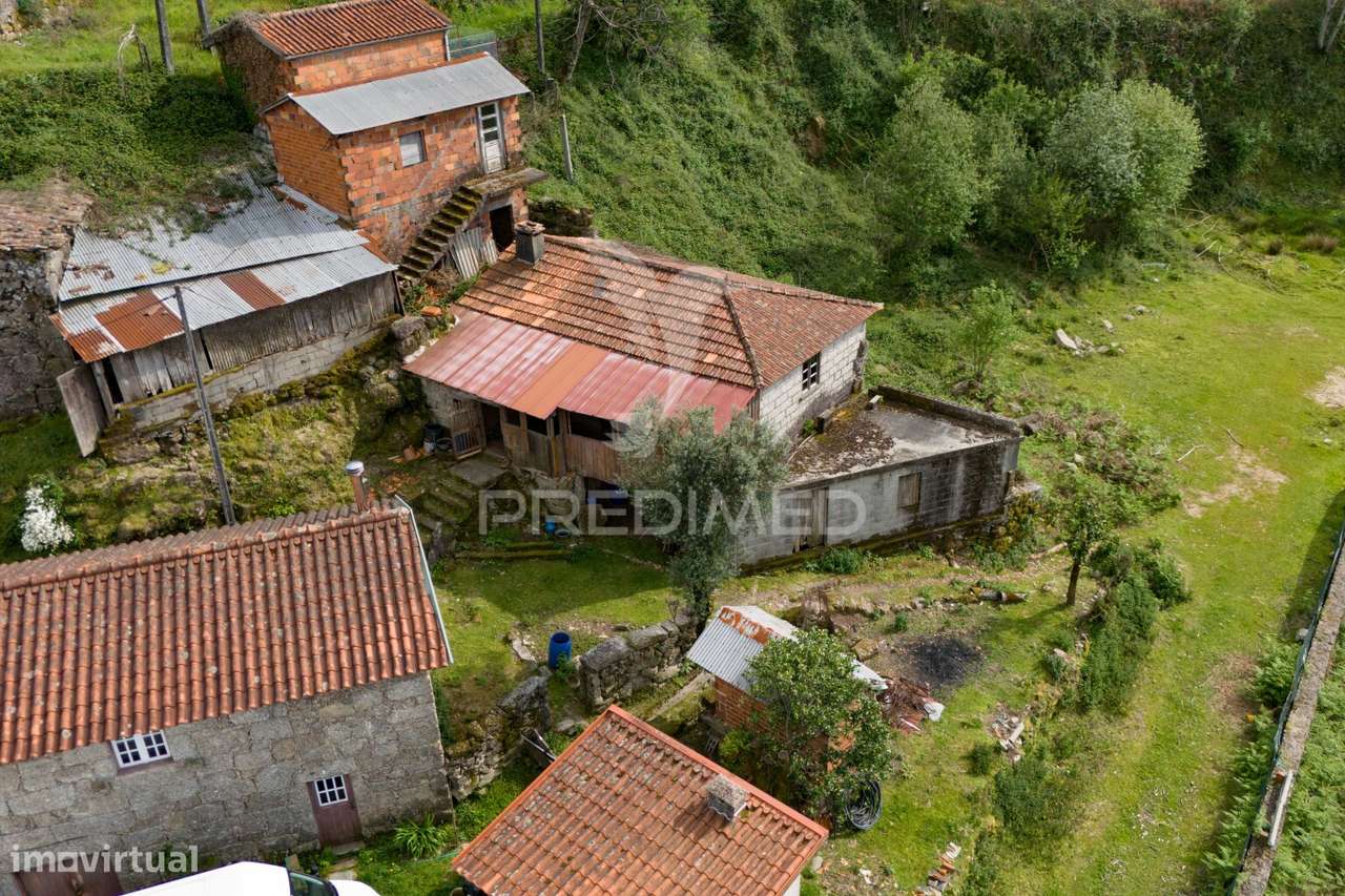 Moradia T3 para restauro em Chorense, Terras de Bouro. - Grande imagem: 4/16